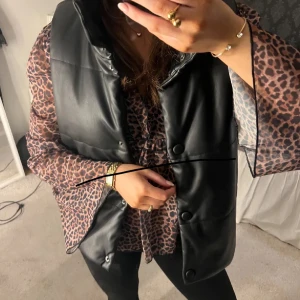 Svart quiltad väst - Snygg svart quiltad väst med knappar. Perfekt för lager-på-lager-stil, perfekt till våren 🩷