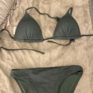Bikini  - Lapparna är bortklippta men skulle tro att det är storlek S