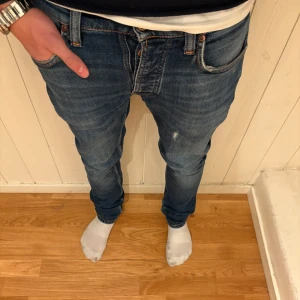 Blå nudie jeans - Säljer ett par fina nudie jeans i grim tim! Dessa säljer jag för endast 449kr så fynda snabbt! Hör av er för frågor eller förslag⭐️⭐️⭐️⭐️⭐️