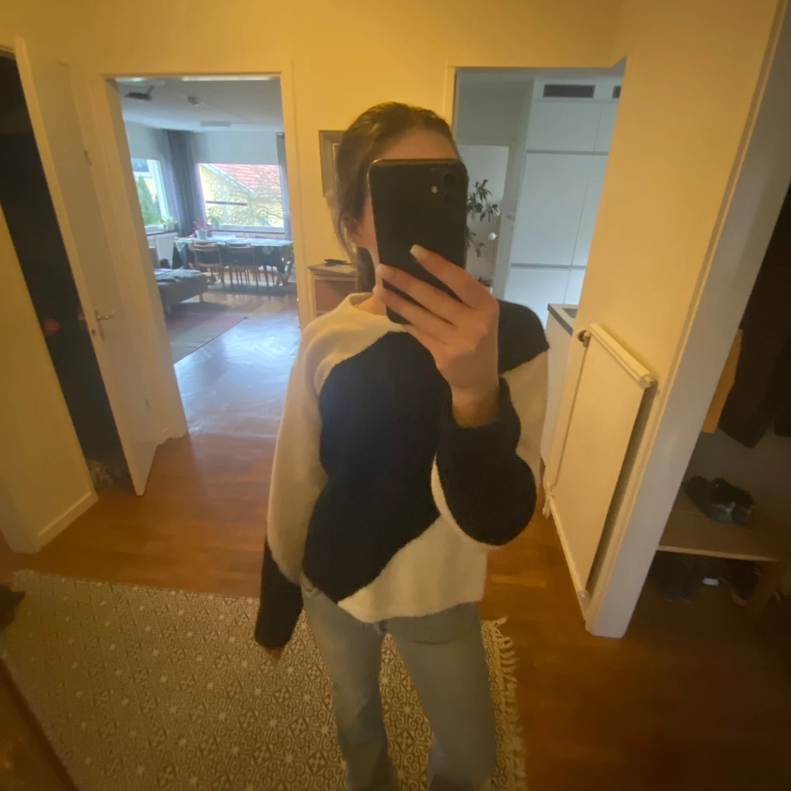 Svart och vit tröja 