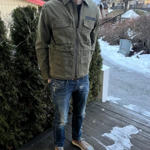 Zadig & Voltaire Fieldjacket - Asfet olivgrön jacka från Zadig & Voltaire 🔥 Ny ut förpackning med taggarna kvar (se bilder). Jackan är Prewash. Hör av er vid frågor eller funderingar 🙏