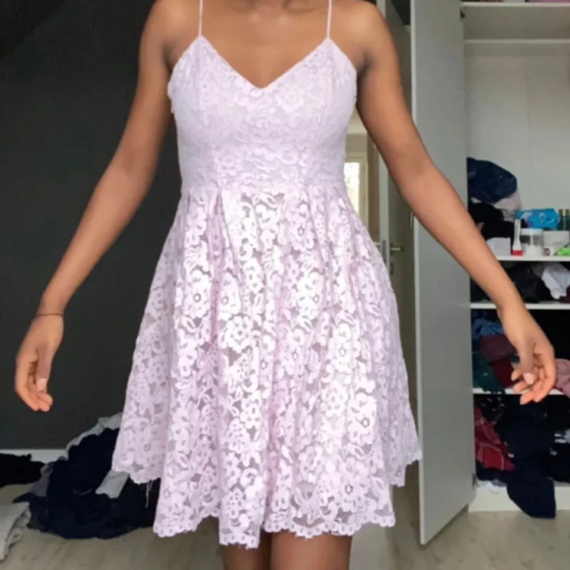 Ljusrosa spetsklänning