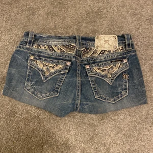 Blå jeansshorts från Miss Me - Säljer mina jättefina miss me short på grund av dom är för stora men har använda dom bara en gång så dom är i ny skick.                           Midjemått 37 rakt över.💕💕