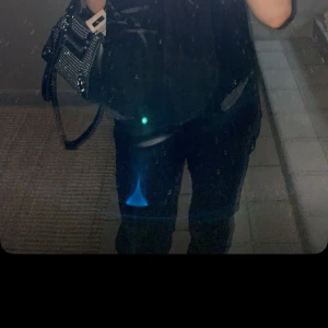 Svarta skinnbyxor - Snygga svarta skinnbyxor. Perfekta för en stilren look. Byxorna har en klassisk design med fickor bak. Helt nya nästan kan skicka mer bilder!!