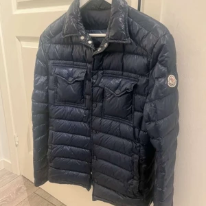 Moncler jacka - Fräsch moncler jacka i storlek 2 motsvarande S, inget kvitto finns därav priset, scannern och allt fungerar och jackan är såklart äkta.