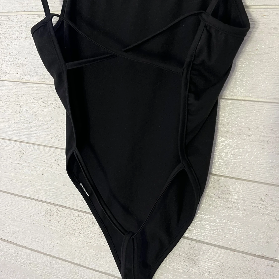 Svart body med snörning