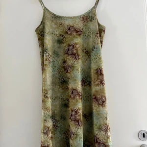 Vintage sommarklänning grön - Söt sommarklänning i blommigt mönster, grön/brun. Mycket fint skick. Djur- och rökfritt hem.