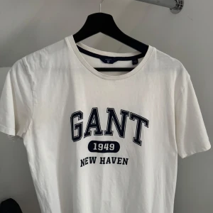 Vit t-shirt från GANT - Strl 164 men passar xs för den är stor i storleken