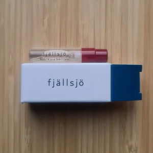 björk and berries Fjällsjö 1.5ml sample - Ursprungligen 1,5 ml, testad några gånger men majoriteten kvar (mängd kvar som på bilden). Inköpt december 2024.