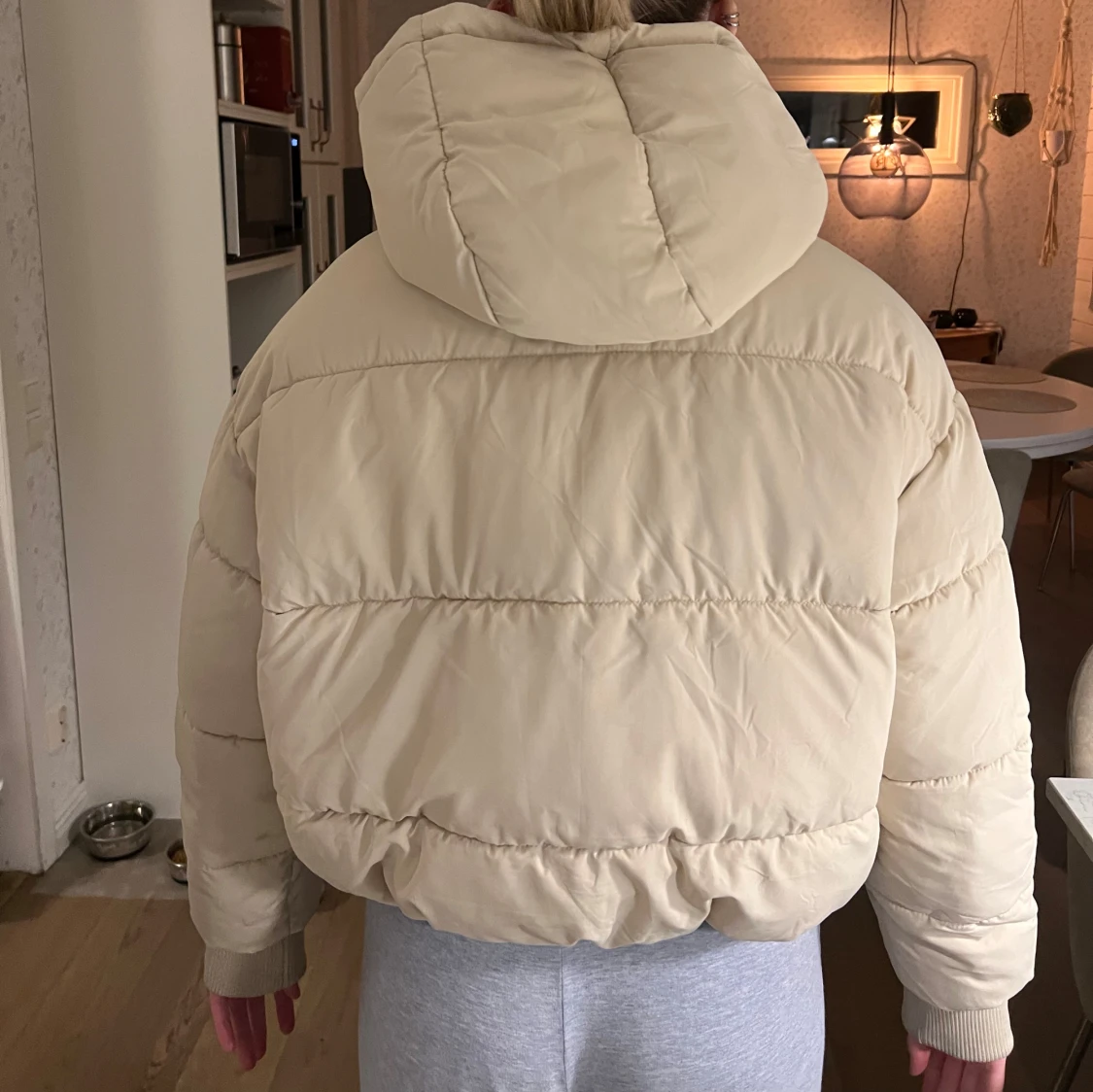 Beige pufferjacka från Monki - 90
