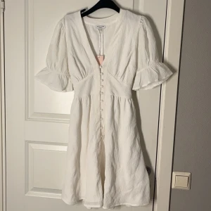 Vit klänning - Säljer en vit klänning från bubblero som aldrig är använd