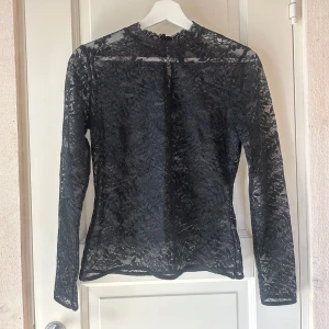 Spetströja  - Superfin spetströja som dessvärre inte kommer tills användning, passar perfekt till festligare tillfällen! 🤩🙌🏽Endast använd fåtal gånger och är därför i nyskick. Skriv för frågor! 