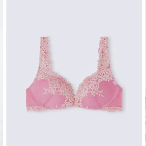 Rosa Intimissimi bh💕 - Säljer en snygg intimissimi bh i modellen ”gioia pretty flowers super push up” 💕 färgen har utgått i sortimentet och går inte längre att köpa. Orginal pris: 619kr. Inga jätte synliga defekter men har använt den flera ggr, kom privat för egna bilder! 