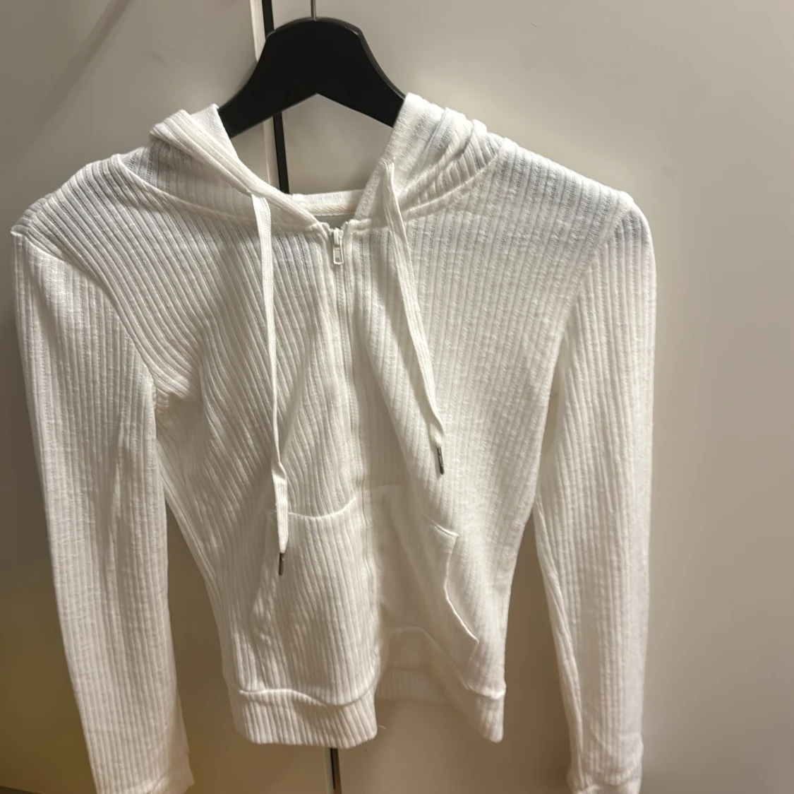 Vit ribbad hoodie från Dazy - 90