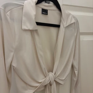  tröja från Gina tricot - Inte använd jätte mycket, men små knottror som sticker ut, se bild 2 och 3