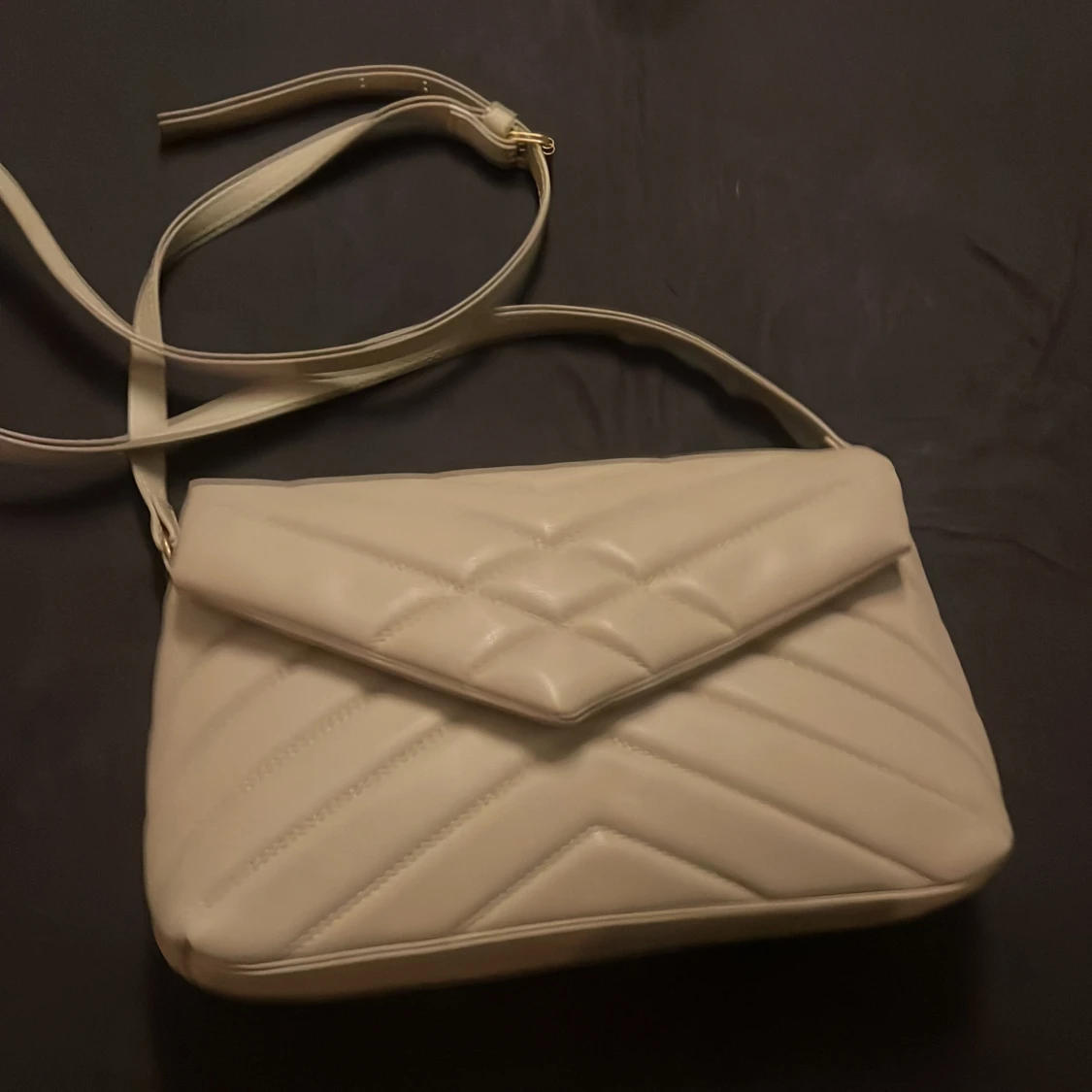 Svart axelväska med kedjedetaljer och besch ny handväska  - 90