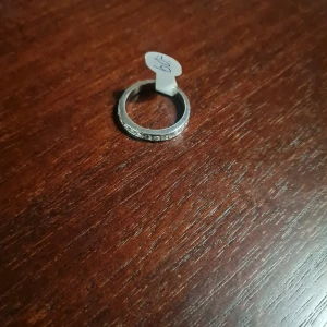 Julklapp/Present  - Massor av nya ringar till ett fantastiskt pris 60:- styck Bild 1mått: 19 Bild 2 mått: 18 Bild 3 mått: 17 Bild 4 mått: 18 Bild 5 mått: 18