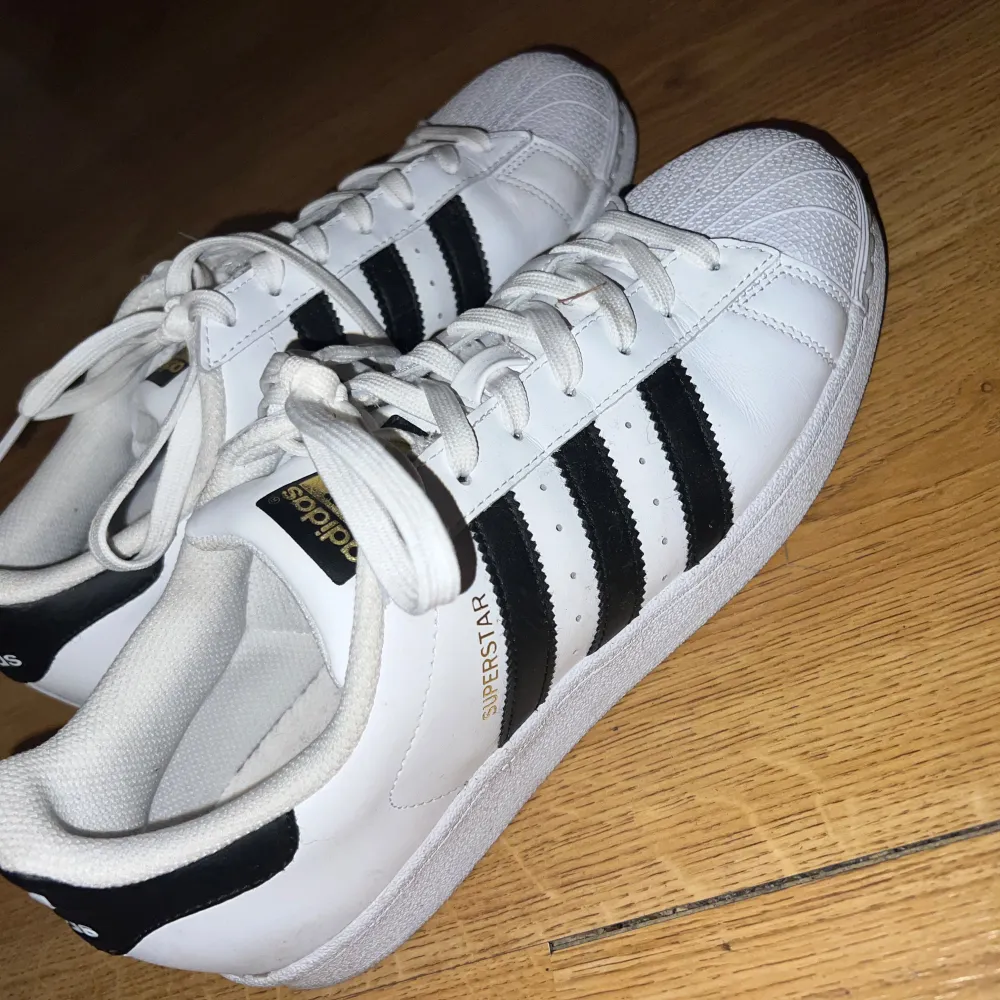 Sneakers herr från adidas i storlek 42. Anbända 1-2 gånger så nyskick.. Skor.