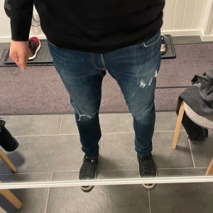 Slitna lee slim jeans - Bra skick, sparsamt använd 