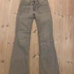 Gråa jeans från Nelly, knappt använda och är i bra skick.