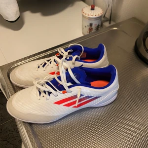 Adidas inomhusskor - Säljer mina inomhusskor använda 1 träning nypris 1200 cond 9,9/10