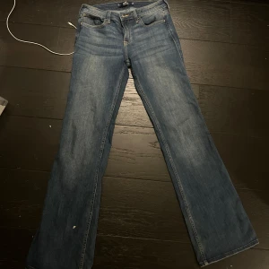 Blå bootcut jeans - Säljer ett par snygga blå bootcut jeans i bra skick. Knappt använda, lågmidjade storlek 28/34