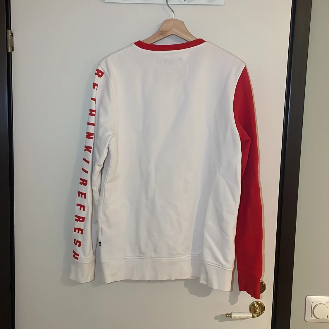 Vit och röd tröja från Produkt - 91