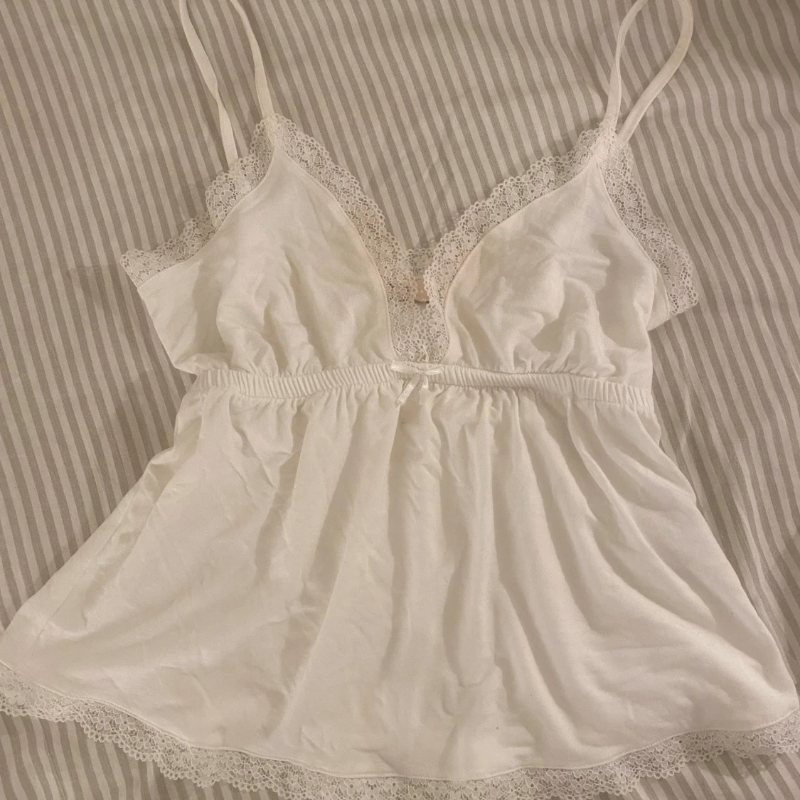 Vit spetslinne från Nelly