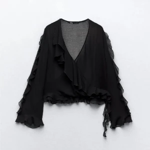 Volang blus - Blus från Zara nypris 379kr, finns inte kvar att köpa. Jätte fin men kommer inte till användning💞 