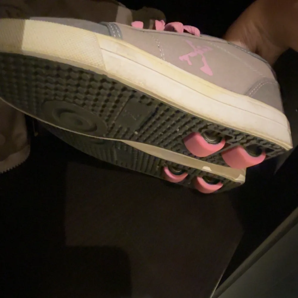 Säljer ett par grå sneakers i mycket bra skick med rosa snörning. Med rull som man kan skeata me, man kan ta bort rullarna så att de ser ut som vanligt skor. Köpte dom när de va tvär populära för 1000kr.. Skor.