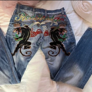 Lågmidjade Red bridge jeans  - Har ingen knapp men det går fof att ha på dem med ett skärp 💓 Super söta och är perfekta för en lågmidjad drain outfit