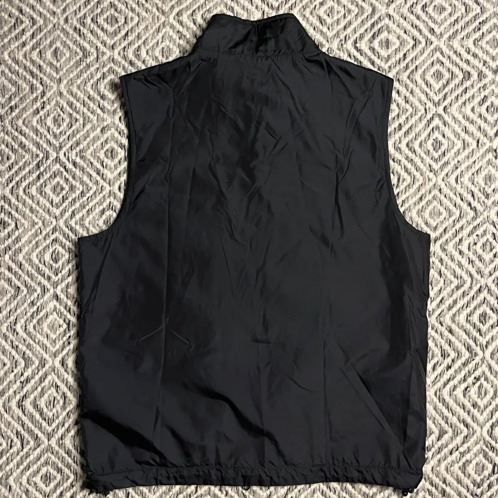 Tjena! Säljer nu denna ASPESI VÄST! | Skick 9/10 Mycket bra! | Storlek M sitter som S/XS | Liten skada i nacken (se bild 5) | Nypris ca 3400kr | Mitt pris 899kr | Kom gärna pm vid frågor eller funderingar | Postas eller möts upp i Gävle!. Takit.