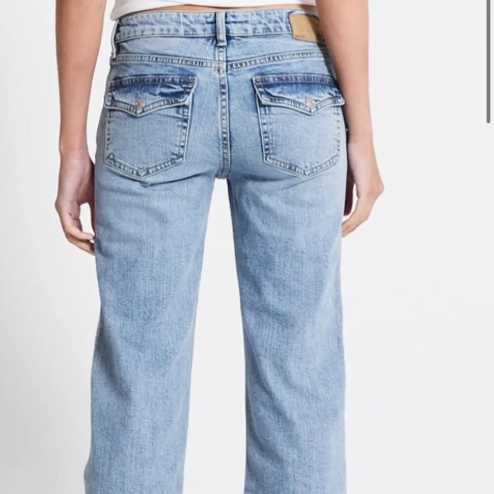 ljusblåa lågmidjade bootcut jeans. Farkut & Housut.