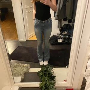 True Religion jeans  - Säljer mina true religion jeans då de tyvärr inte kommer till användning. Jeansen har en klassisk femficksdesign med snygga detaljer på bakfickorna. Storlek W28🩷