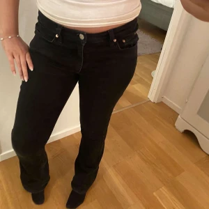 Lågmidjade bootcut Jeasn  - Jätte snygga Lågmidjade jeans från Gina i storlek 38! Du är lite slitna där nere som man kan se på sista bilden💓 hon på bilden är ca 165 men passar även i längd på mig som är 173💓