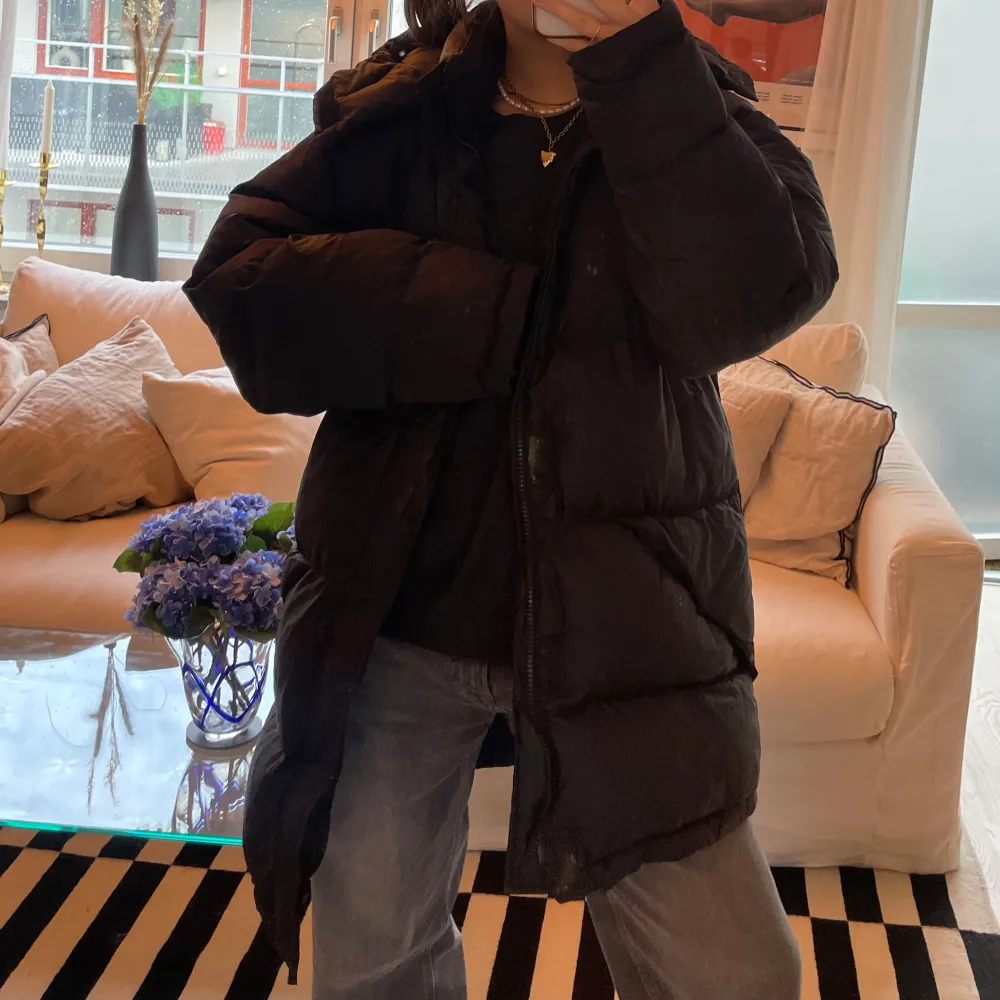 Säljer en svart dunjacka från Rocky. Jackan är perfekt för vintern med sitt varma dunfoder och långa ärmar. Den har en dragkedja framtill och en hög krage för extra skydd mot kylan. 70% dunfyllning och 30% fjäder. Med avtagbar luva. Takit.