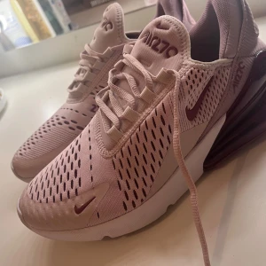 Nya rosa Nike skor - Nya skor aldrig använda fina och bekväma Nike 