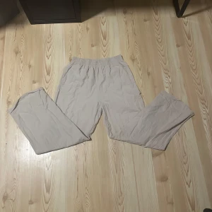 Beige linnebyxor  - Säljer ett par superbekväma beige linnebyxor . Perfekta för en chill dag hemma eller en snabb tur till affären. De har en elastisk midja för extra komfort och en loose passform. Passar perfekt till höst- och vintermys! (Köpare står för frakt)