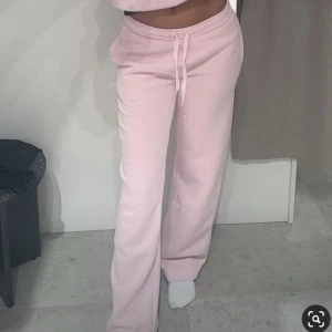 Rosa mjukisbyxor - Rosa mjukisbyxor som endast är använda 2 gånger💕(Första bild lånad resten är alla mina)