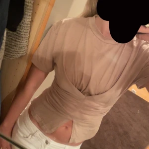 Unik skön t-shirt - Unik skön t-shirt med sjukt snygga detaljer! Storlek xs😊 Den är tyvärr från shein därav priset😁  Köparen står för frakt!🍁