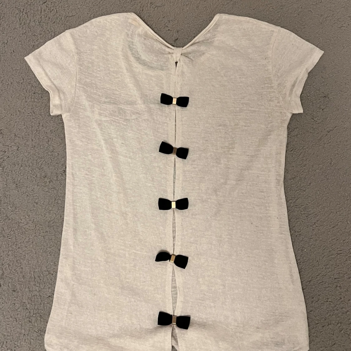 Vit topp med svarta rosetter från M&G Monogram