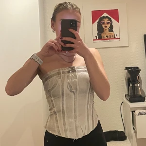 Korsett topp - Korsett topp i jeansmaterial med glitter, sitter så snyggt! Endast använd 1 gång💗