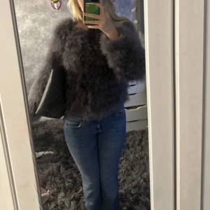 DM pälsjacka - Jätte fin pälsjacka från Dennis Maglic, men kommer tyvärr inte till användning. Den är i nyskick och nypris ligger på 1300kr❤️