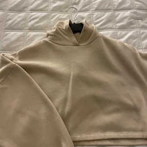 Beige croppad hoodie - Hoodie i bra skick 