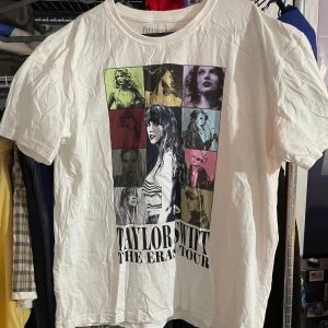 Taylor swift Tshirt - Officiel taylor swift tshirt från eras tour i stockholm Knappt använd Pris kan diskuteras  Kan mötas i stockholm