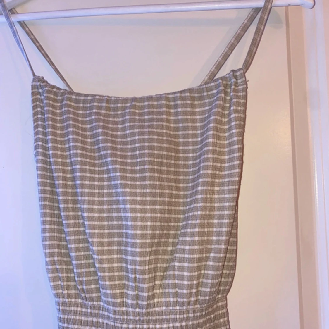 Beige och vit randig klänning