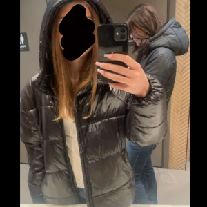 Svart puffjacka  - Knappt använd, jättefin!😍