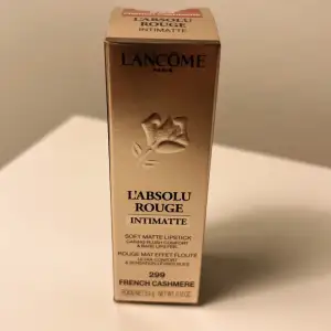 Lancôme L'Absolu Rouge Intimatte läppstift i färgen 299 French Cashmere. Helt nytt oanvänt i förpackning. Nypris 475kr.