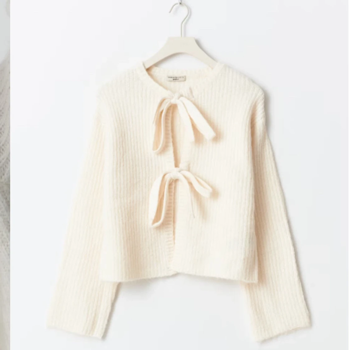 Fin stickad tröja från Gina med rosett 