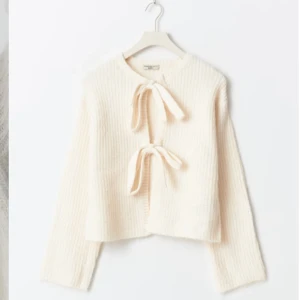 Fin stickad tröja från Gina med rosett  - Bra skick andvend 2 gånger fin på inte nopprig vit med två rosetter säg till om ni vill ha fler bilder till exempel på eller materialet skriv💕